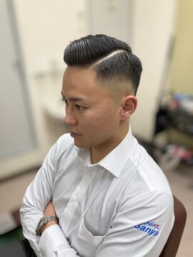 サンロクバーバーショップ(36BarberShop) サイドパート、スキンフェード