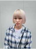 ショートボブ×ホワイトブロンド