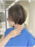  40代女性に人気の上品白髪ぼかしショート