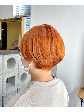 オレンジカラーとショートボブ