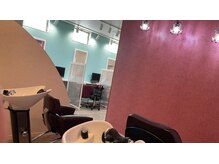 アマリエット(AMARIETO)の雰囲気(柔らかい色合いのシャンプーエリア)