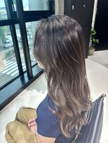 マイン(MAEN)&nbsp;グレージュカラーのバレイヤージュ