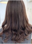 コテで巻いたようなヘアスタイル