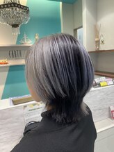 流行の白髪ぼかしで自然に若々しく、そしてお洒落な印象に◎【ケアブリーチ/白髪ぼかし/アドミオカラー】