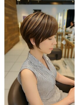 ロハスバイケンジ(LOHAS by KENJE) くびれショートの白髪ぼかしハイライト/小田急相模原