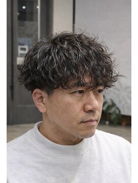 ジェットブラックキューサンロク(JET BLACK 936) シャドウパーマで創る 大人の余裕