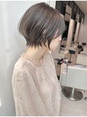 大人かわいい　前下がりショートボブ　耳掛け