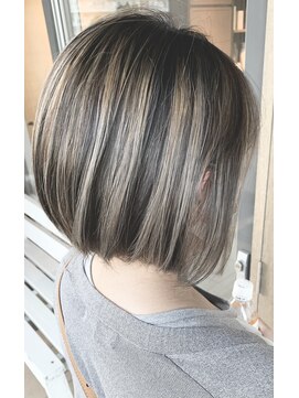 トリニティ(trinity) 動きのあるボブ・スジハイライトブリーチカラー【豊見城・糸満】
