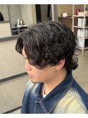 ミディアムヘアスパイラルパーマ刈り上げセンターパートウルフ
