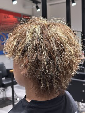 オーシャントーキョー 神戸(OCEAN TOKYO KOBE) ツイストパーマ茶髪白金ハイライト前上がりウルフ