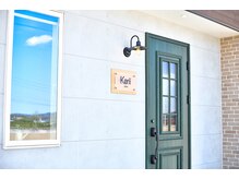 当店のテーマカラー、グリーンの扉が目印です。