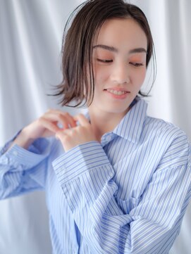 ムーア(MUA) 外ハネ艶髪×ダークアッシュミディ