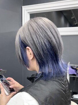 ホワイト 梅田(white) インナーカラー:グレー×ブルー