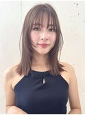 ミディアムストレートフェイスレイヤー柔らかベージュ