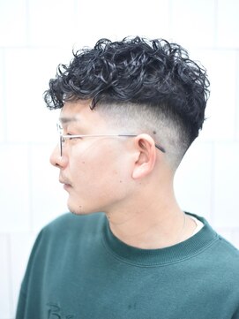 メリケンバーバーショップ コウベ(MERICAN BARBERSHOP KOBE) 七三オールバックツイストパーマかき上げヘアコンマヘアu3