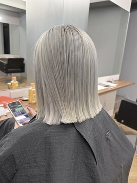 バレ(BALE) ホワイトグレー/ハイトーン/ボブ/ブリーチ/10代/20代/滋賀/草津