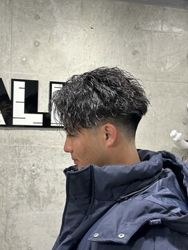 オルズ 渋谷(ALLZ) センターパートツイストスパイラルパーマ黒髪刈り上げツイスト