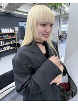 チーカ(chica)&nbsp;ケアブリーチで透明感ホワイトブロンド×ぷつっとワイドバング