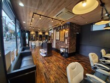 スマイルヘア 浦和店(Smile hair)の雰囲気（黒基調の落ちついた雰囲気の店内<理容室>[床屋/メンズ/barber]）