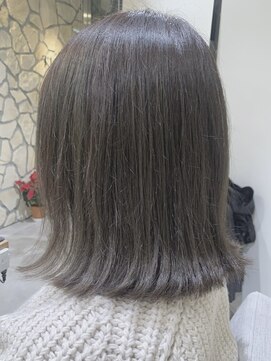 シータ 東川口(THETA) 切りっぱなしボブ