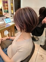 ロハスバイケンジ(LOHAS by KENJE)&nbsp;くびれショートの白髪ぼかしハイライトで自然な立体感
