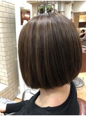 ハイライトで立体  ボブスタイル　切りっぱなしボブ　前下がり