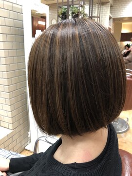 ジュール ドゥJour doux ハイライトで立体 ボブスタイル 切りっぱなしボブ 前下がり