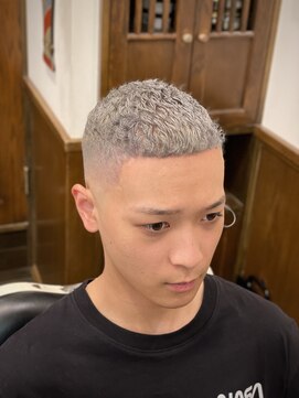 ヒロギンザバーバーショップ 丸の内店(HIRO GINZA BARBER SHOP) フェードカット×ハイトーンカラー×クロップカット