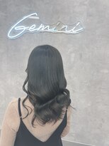 ジェミニ(Gemini) 黒髪カタロググレーベージュレイヤーロングアッシュカラー