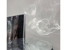 イー(Ii)の雰囲気（水面をイメージしたガラスアート。）