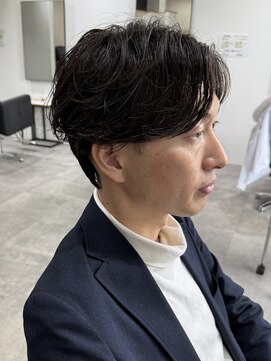 ヒュイル バイ ニアウ(Hwyl by Niau) メンズセンターパートパーマニュアンスパーマスパイラルパーマ