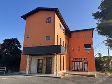 改装途中の外観写真になります。宇城彩館向いオレンジビルが目印