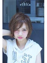 エシカ(ethica)&nbsp;[ethica_南船場] 扉の前の、パールアッシュ×ウェットボブ