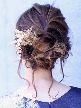 フォーム(FORM) ドライフラワーを使用したゆるっとパーティヘア