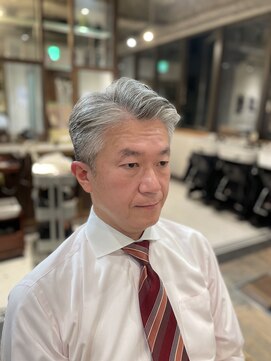 リバレッジ 広尾(Leverage) 大人海外メンズヘア七三分けサイドパートフェードカット