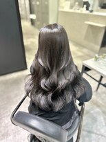 アンダーバーホワイト(_WHITE)&nbsp;レイヤーカット　大人かわいいロングヘア　透明感カラー