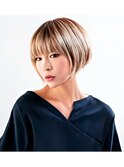 ブロンド細めハイライト前下がり大人丸みショートボブ