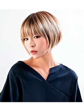 ミスグランディーヴィラス(Miss Grandee VILLAS) ブロンド細めハイライト前下がり大人丸みショートボブ