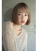 ハイトーンベージュ×軽めなミニボブ