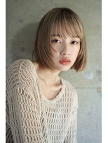 シーム(SEAM) ハイトーンベージュ×軽めなミニボブ