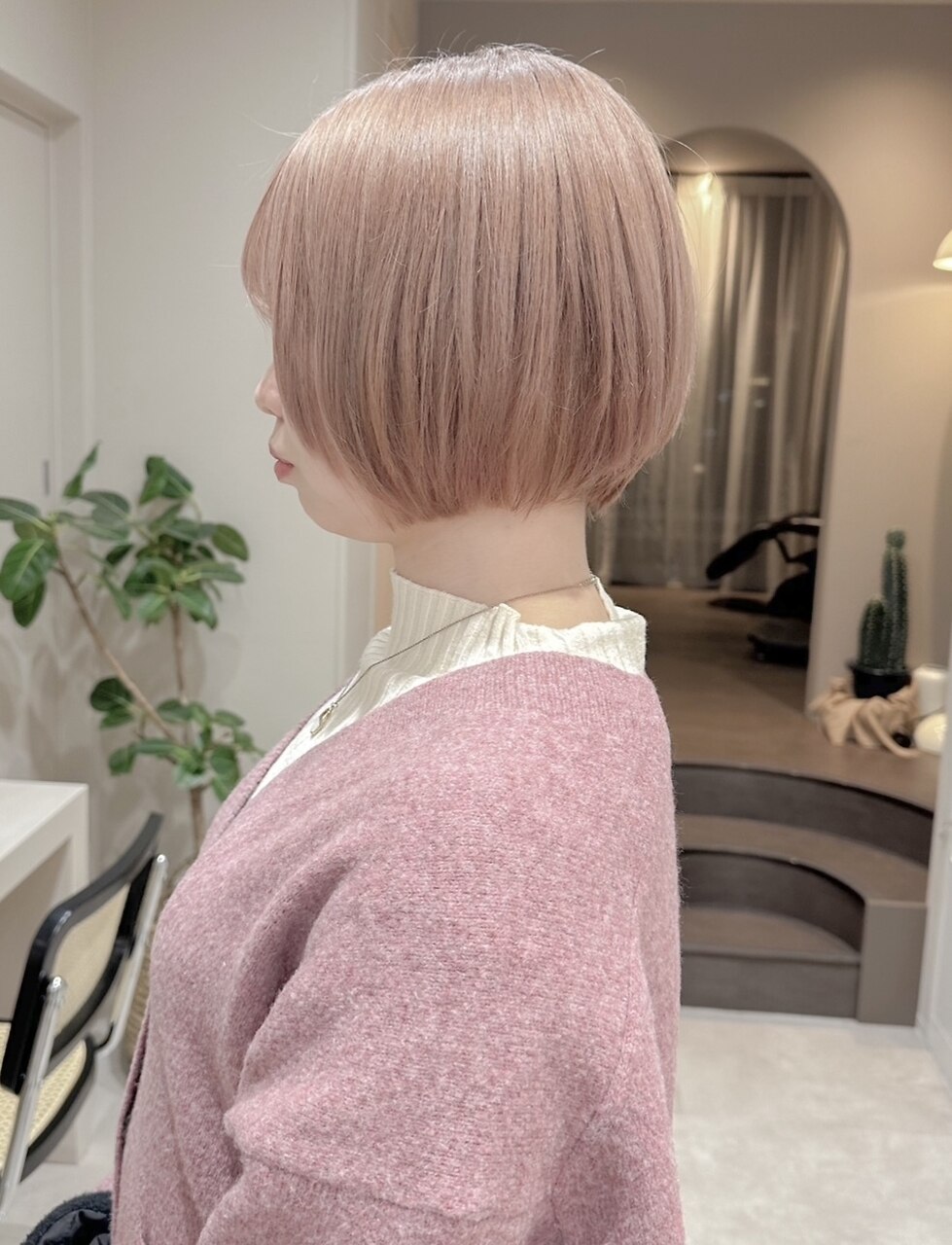 ピンクベージュの艶ボブ/表参道/原宿