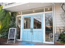 ヘアーサロン ラ シュシュ(HAIR SALON La chou chou)の雰囲気（亀有駅北口徒歩4分☆ブルーの木の扉が目印です。）