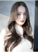 ミルクティーベージュモテ髪ゆるカール流し前髪オフィスヘア