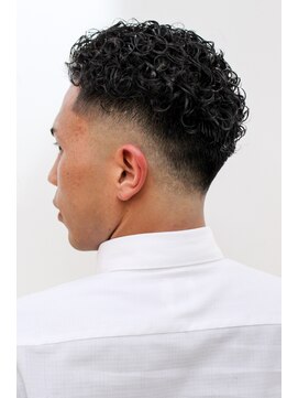 メリケンバーバーショップ コウベ(MERICAN BARBERSHOP KOBE) スキンフェードビジネスハードパーマ