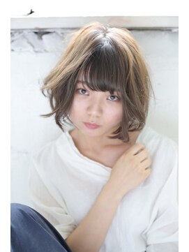 コム(com by neolive) 無造作で可愛い伸ばしかけボブ