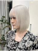 ホワイトグレージュ×似合わせカット×ホワイトブロンド
