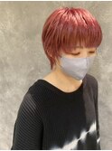 くすみピンクのショートスタイル