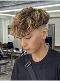 スペインカールホワイトメッシュフェードメンズ髪型短髪