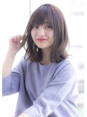 大人かわいい透明感グレージュカラー切りっぱなしミディアム
