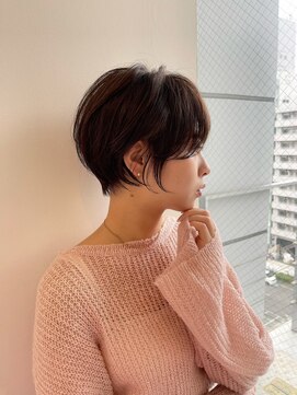 イヴォークトーキョーオーサカ(EVOKE TOKYO osaka) くびれ 丸み 似合わせ 小顔 耳かけショート 首長 カラー